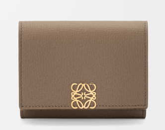 Anagram trifold wallet in pebble grained calfskin